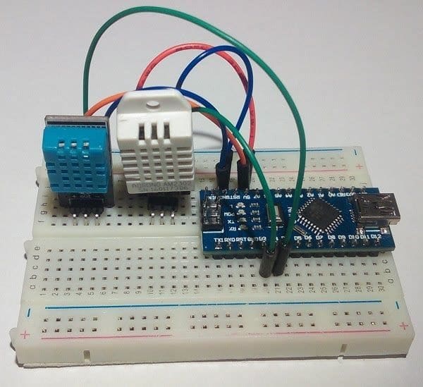 fotka fotografia projektu Arduino Nano na meranie teploty a vlhkosti zo senzora čidla DHT-11 a DHT-22 zapojený na nepájivom kontaktnom poli breadboard s prepojovacími vodičmi